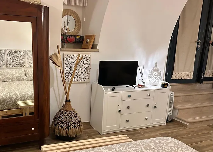 Apollonia Suite